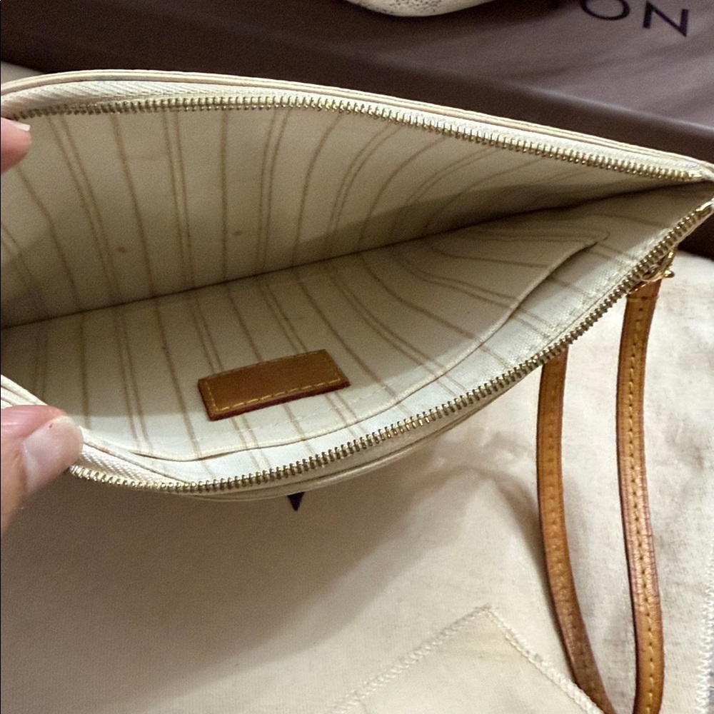 Louis Vuitton MM l - Picture 6 of 17
